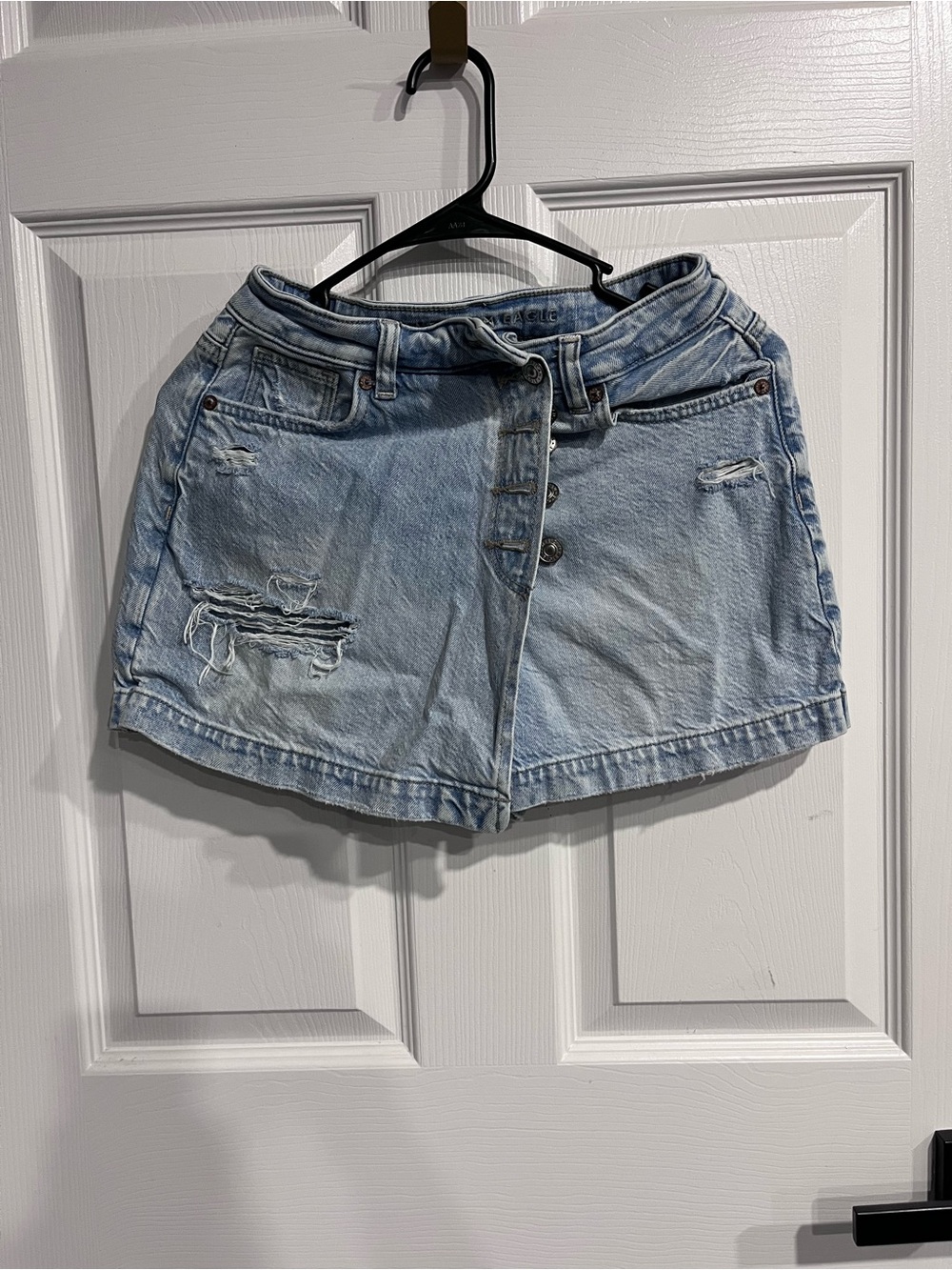 American Eagle Women’s Light Wash Distressed High Rise Denim Shorts Size 2